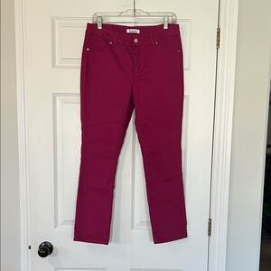 D. Jeans Vibrant Magenta Trousers